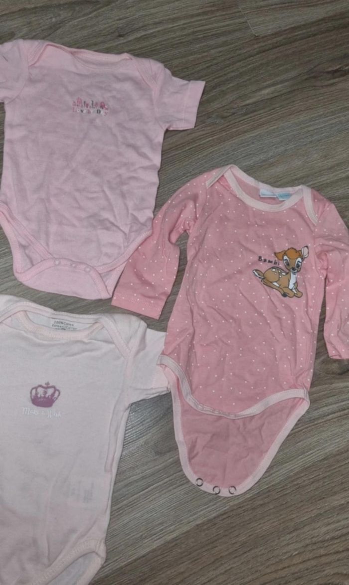 Lot de 5 bodies 4 TQF et 1 Disney (Bambi) 
Taille 6 mois - photo numéro 2