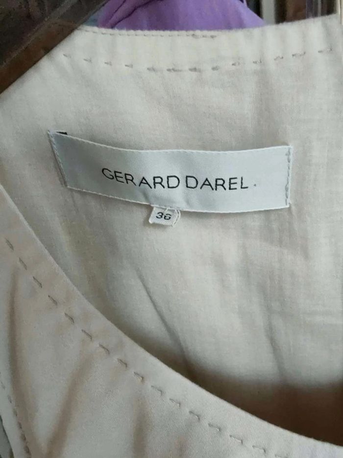 Robe Gérard  Darel  beige, coupe  structurée, détails  couture,  élégance sobre - photo numéro 2