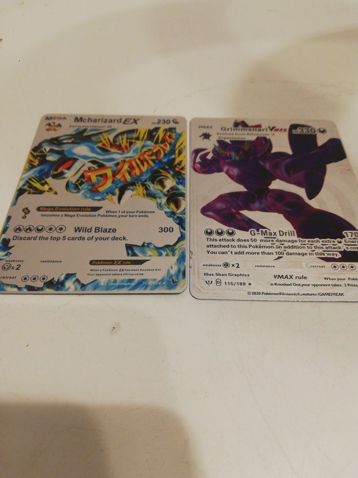 Cartes pokémons argents EX et Vmax.