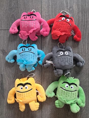 6 jolies peluches monstres de la couleur des emotions
