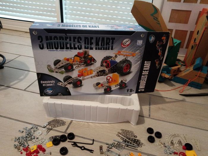 Boîte de jeu de construction type ' Meccano"