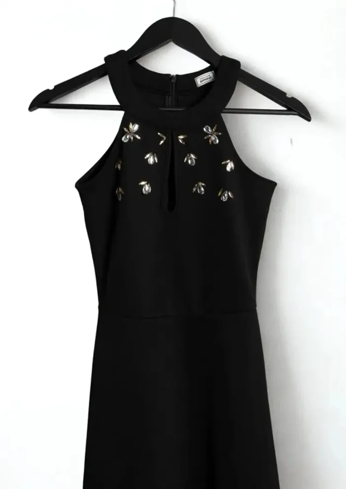 Robe noire coupe patineuse ornements strass • black dress adorned with rhinestones Size S - photo numéro 2