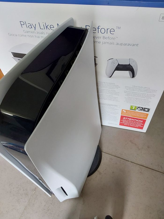 Console PS5 avec Boîte + 2 Manettes + Chargeur + 7 Jeux