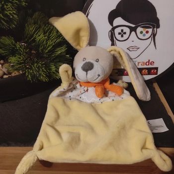 Doudou lapin plat jaune écharpe orange nuage étoiles Nicotoy Simba