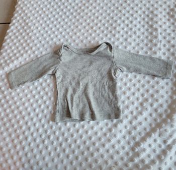 T-shirt gris uni H&M - Taille 2-4 mois (équivalent 6 mois - 62 cm)
