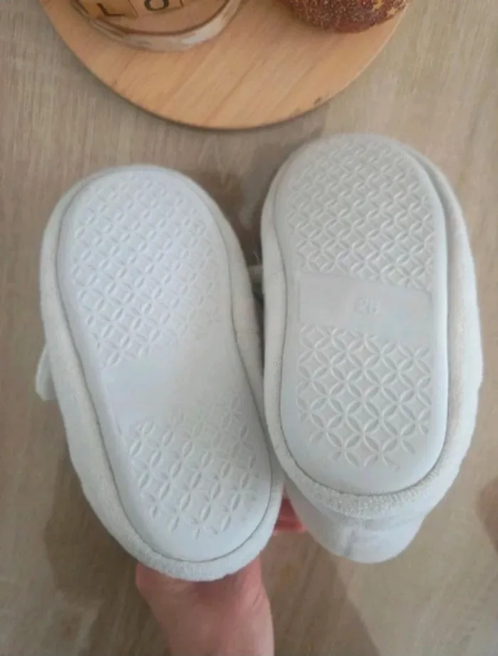 Chaussons licornes pointure 25 - photo numéro 3