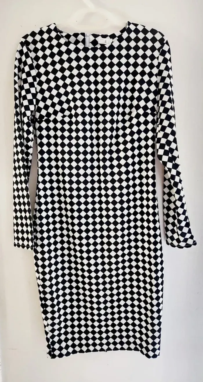 Robe moulante damier noir & blanc – manches longues – taille S - photo numéro 5