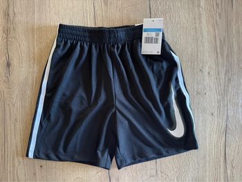 Short Nike dri-fit taille M 10-11 + ans neuf avec étiquettes