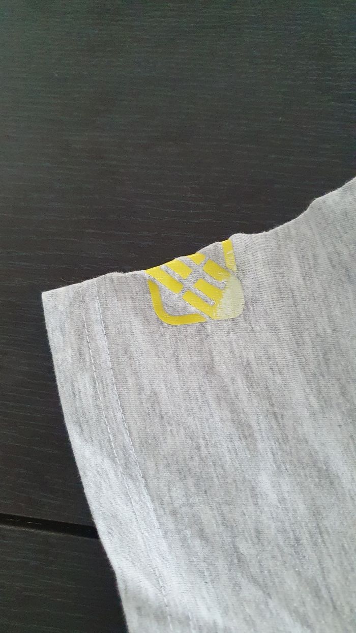 A donner dans un lot : t shirt gris en 14 ans - photo numéro 2