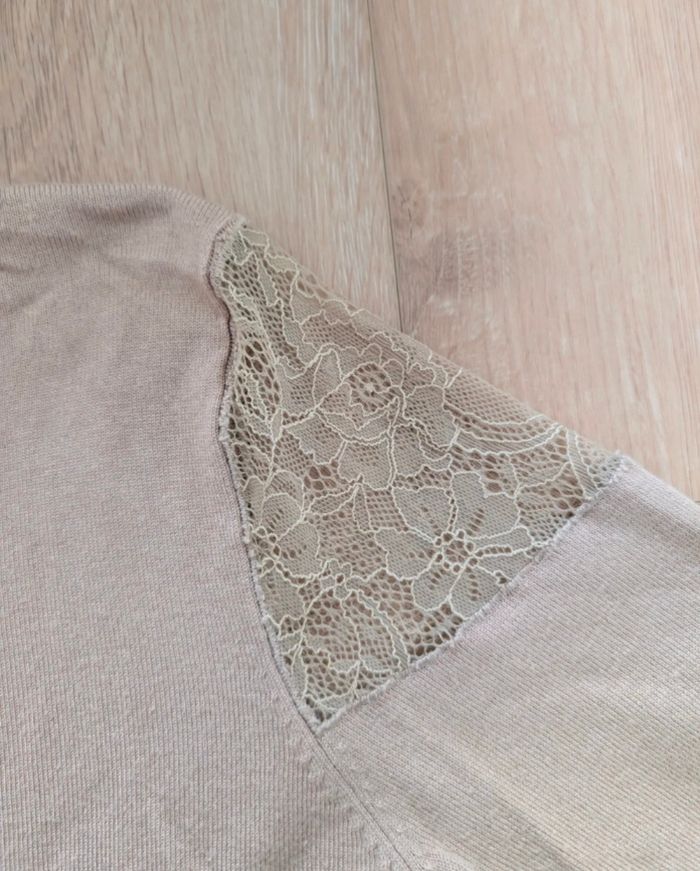 Blouse/t-shirt beige GUESS à manches longues avec dentelle aux épaules - Taille M - photo numéro 2