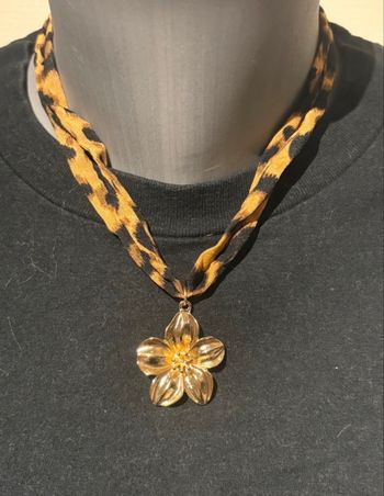 Collier doré breloque fleur, ruban léopard 