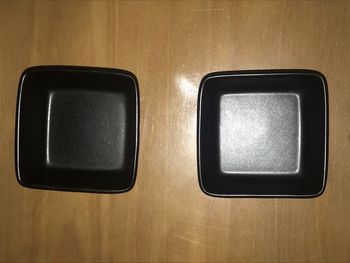 2 petits ramequins carrés noirs