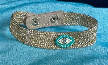 Bracelet manchette fils tissés dorés pailletés œil perles turquoises cristal habaha Paris