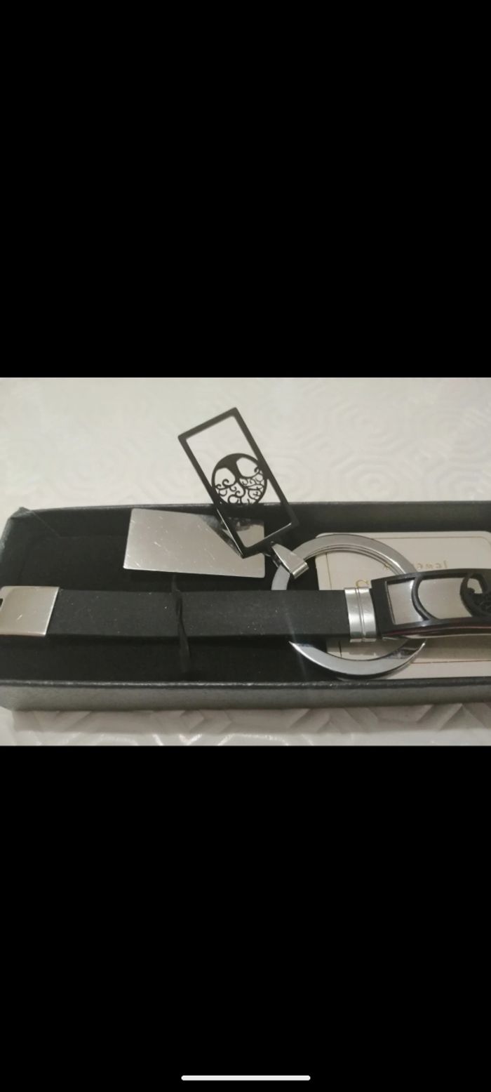 Ensemble bracelet, collier et porte clefs Gioyes en simili cuir.