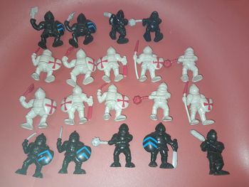 lot de 19 chevaliers fisher price ou autre