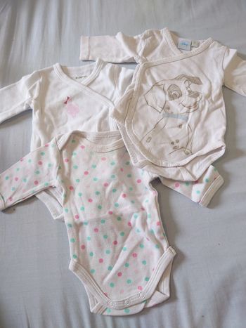 Lot de 3 bodys dont un Disney - dressing trié par tailles
