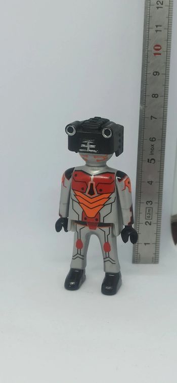 Robot humanoïde playmobil