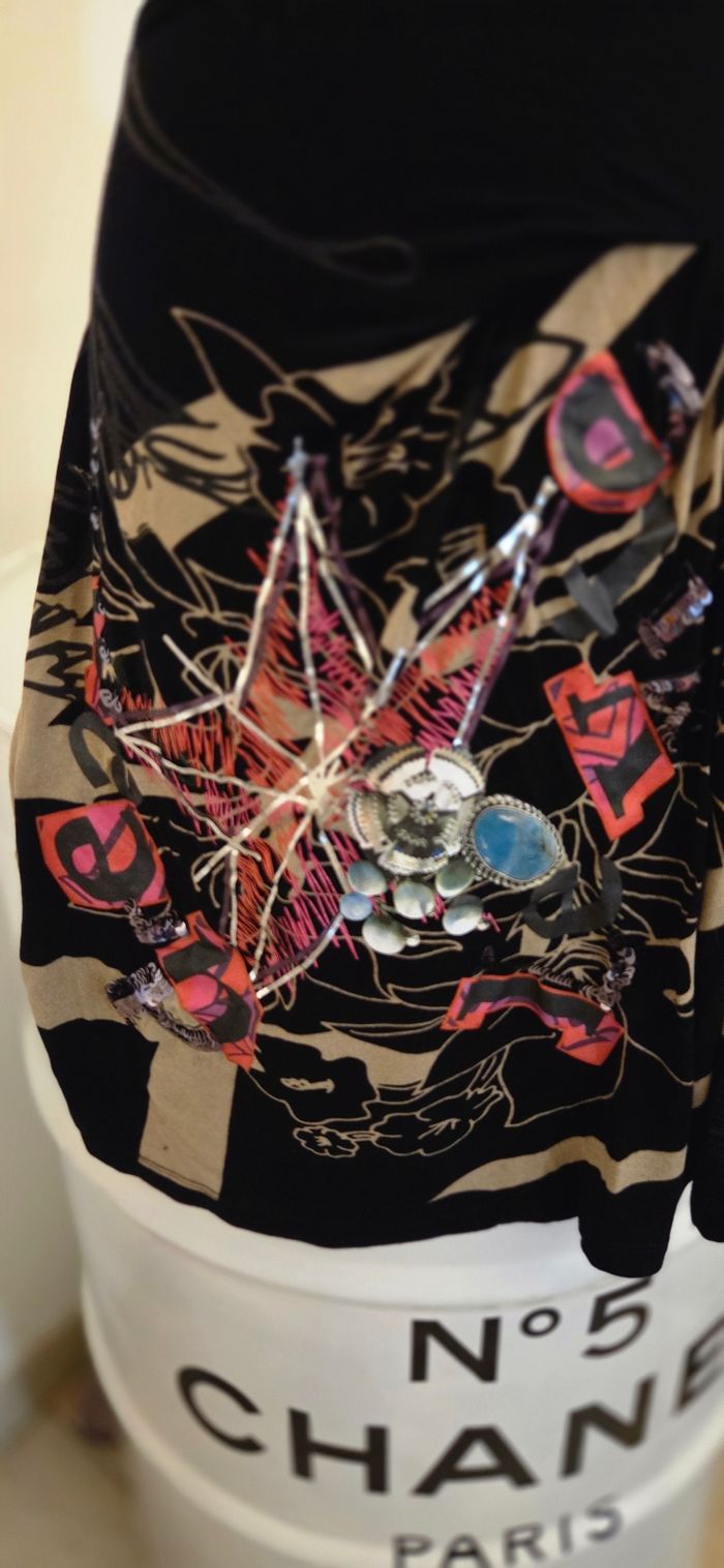 Jupe Desigual T.36/38 – coupe asymétrique – noir & beige motifs bijoux – style bohème chicl - photo numéro 2