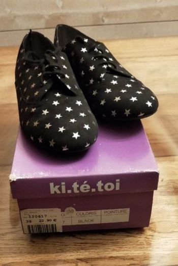 Chaussures à lacets motifs étoiles