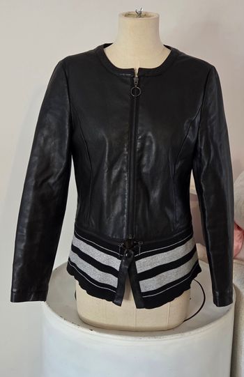VESTE SIMILI CUIR TREND T38 – STYLE BIKER CHIC – DÉTAIL RAYURES – Très bon état 