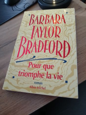 LIVRE POUR QUE TRIOMPHE LA VIE DE BARBARA TAYLOR BRADFORD