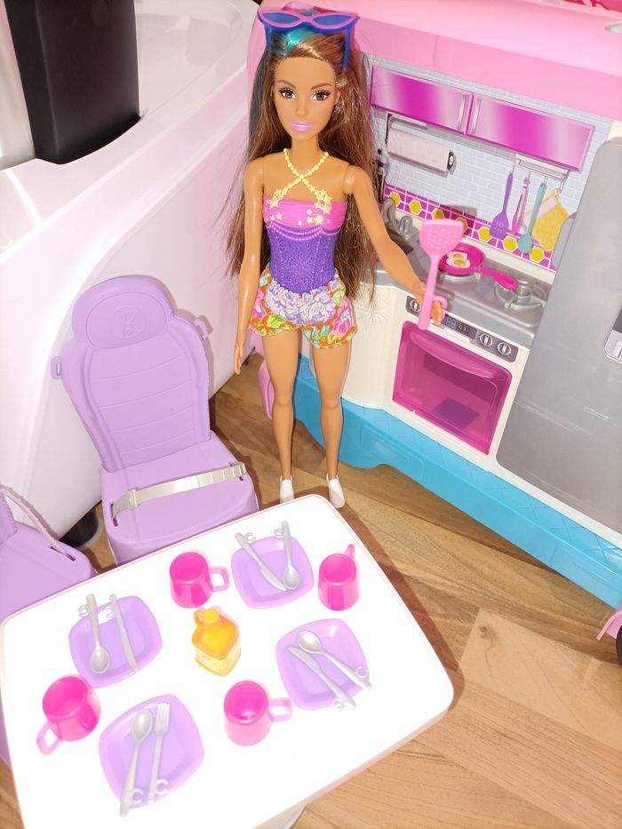 Magnifique Camping car rose Barbie Dream Camper +1 jolie Barbie+ nombreux accessoires - photo numéro 5