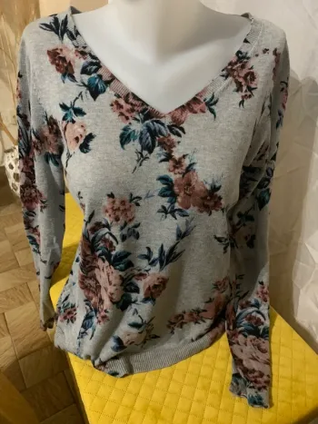 Pull fin  col V gris fleurie taille 38-40