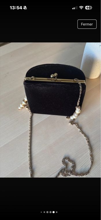 Pochette de soirée noire en velours, élégante et intemporelle. Bon état