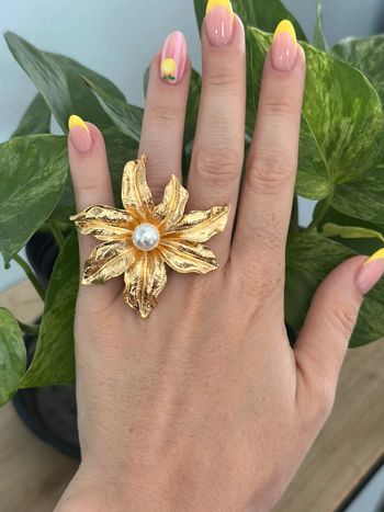 Grosse bague fleur perle
