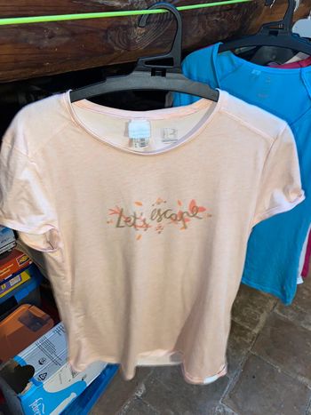 Tee shirt Decathlon couleur pêche « let’s escape » taille XS