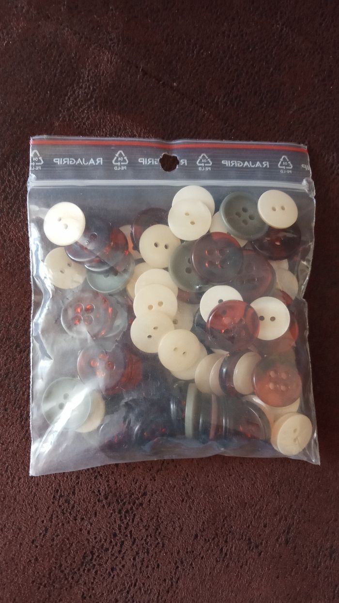 Avis aux couturières, Gros lot de 81 BOUTONS de 3 sortes différentes