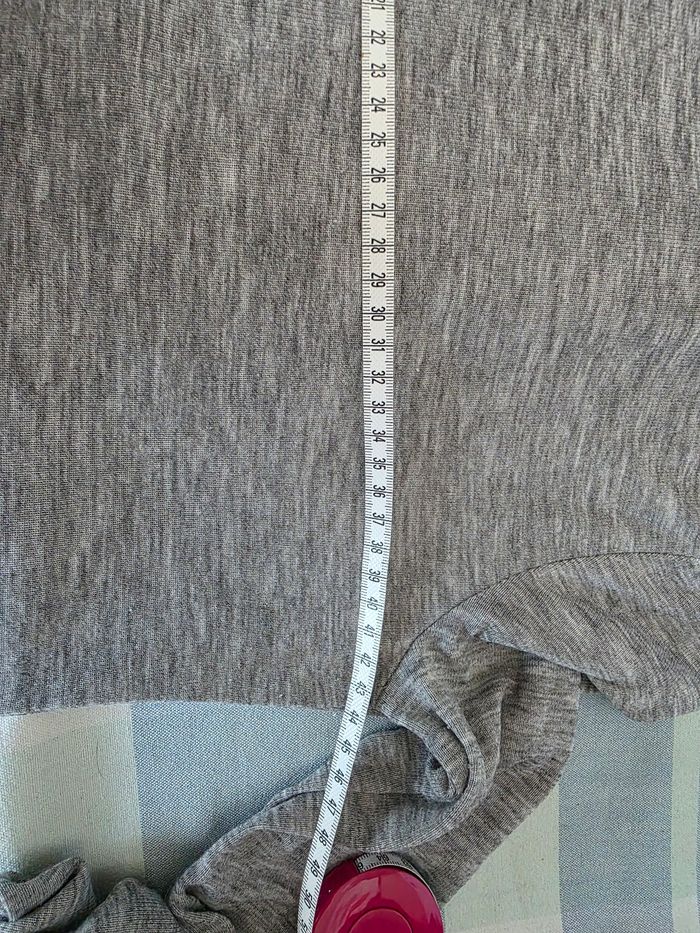 Tee-shirt, gris, en polyester & viscose, en excellent état, largeur d'épaule 39cm, largeur sous bras 44cm, longueur 60cm, marque Kiabi =5€ - photo numéro 5