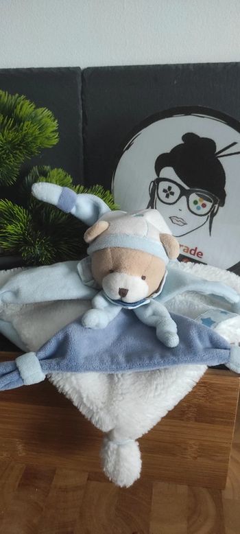 Doudou Et Compagnie Ours Bonnet Blanc Bleu DC2716 Petit Chou Carré Étoile Plat