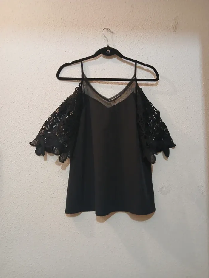 Blouse en dentelle noir épaules dénudée " emery rose " taille s