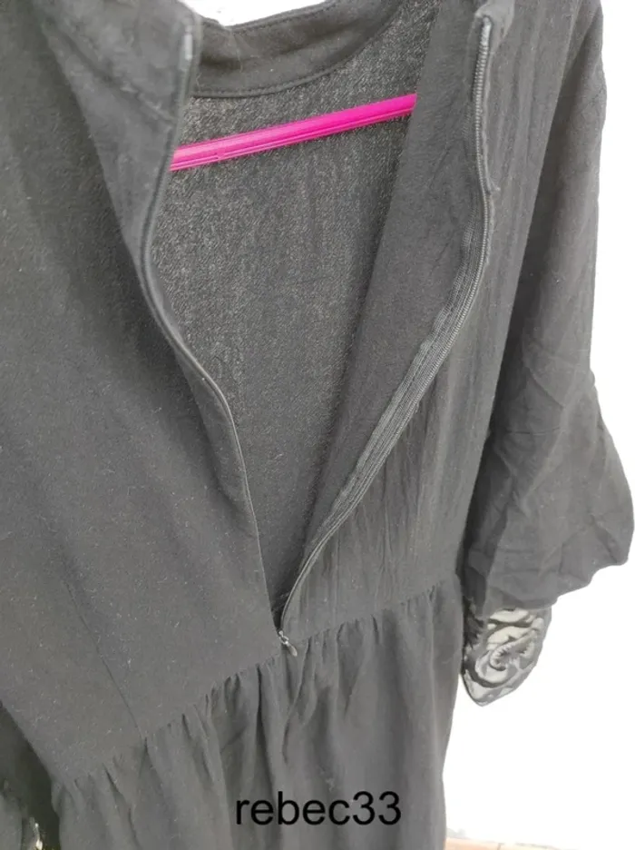 Robe longue noir  manches à volants dentelle - photo numéro 3