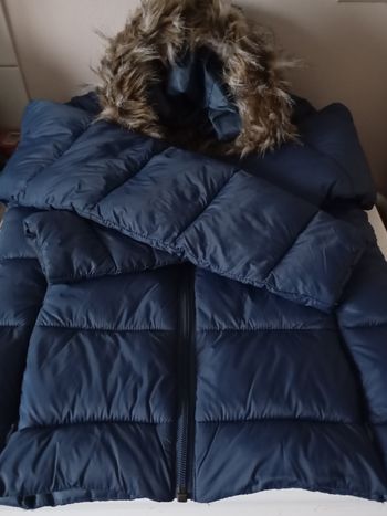 Blouson doudoune.Taille S. Capuche et fausse fourrure .2 poches . Polyamide polyester. Bleu foncé ,marine ..Up Fashion.Etat neuf