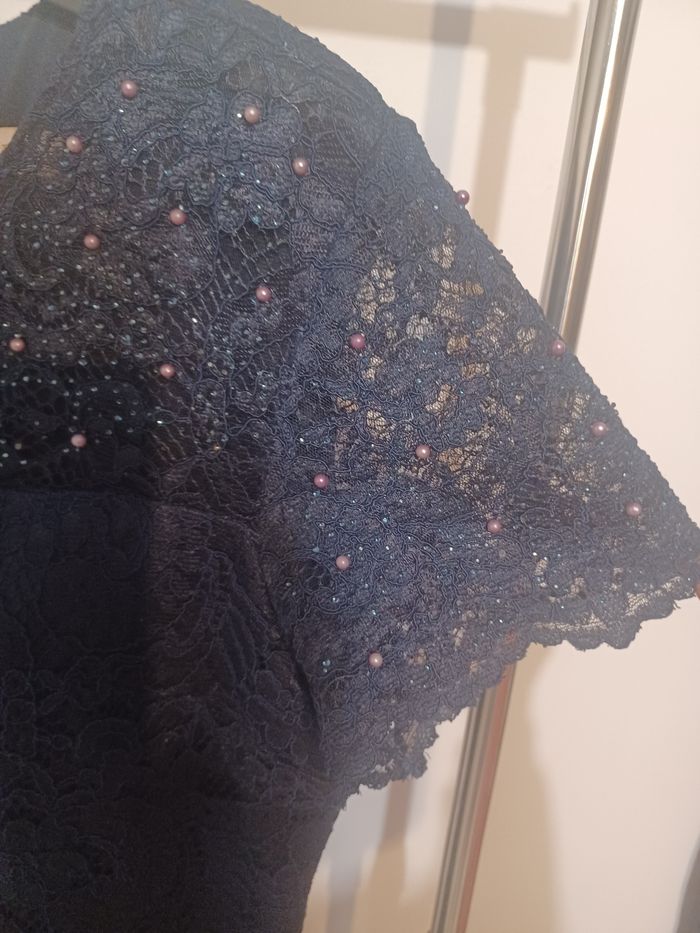 Robe longue bleu marine dentelle et perles
taille 50 - photo numéro 5