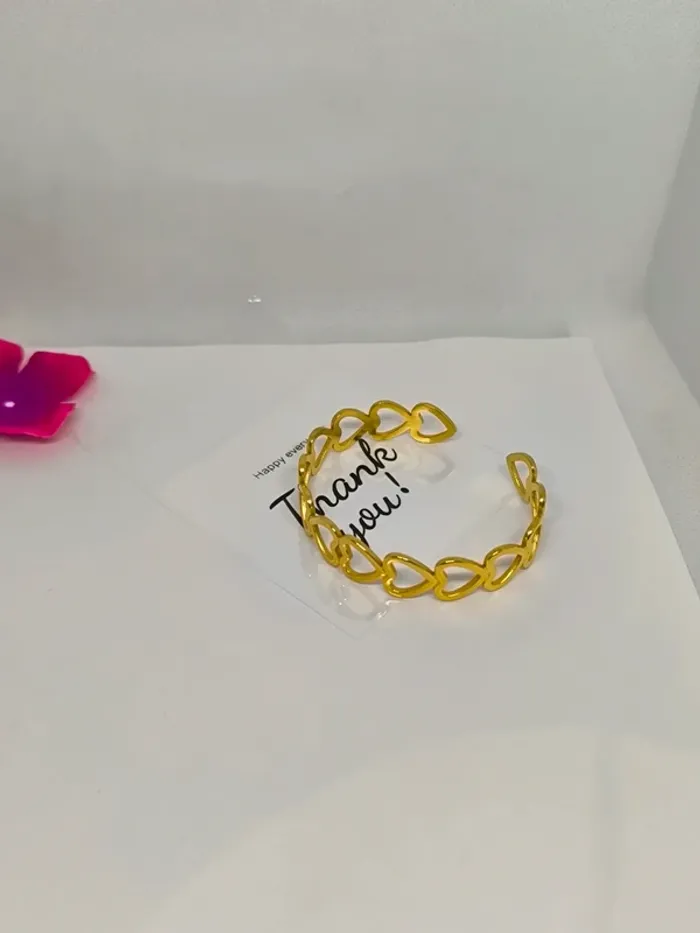 Bracelet manchette doré avec cœurs - photo numéro 3