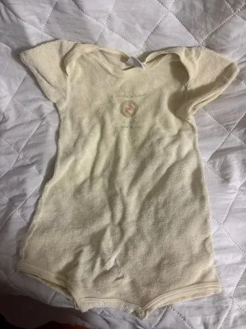 Combi short matière éponge taille 12mois marque petit bateau
