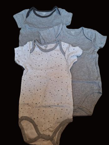 Lot 3 bodies manches courtes Kiabi 24 mois