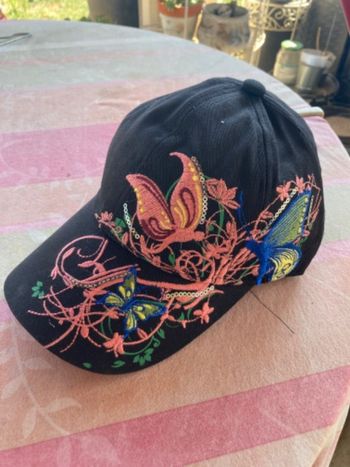 Casquette à sequins papillons