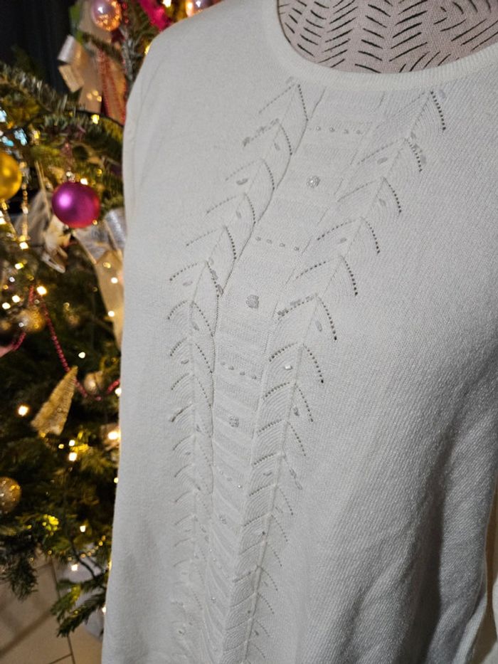 Pull blanc avec strass en fleur - photo numéro 2