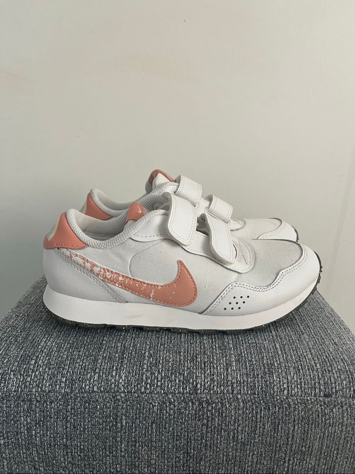 Baskets Nike MD Valiant  Taille 33,5