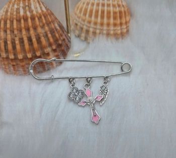 Broche croix, fleur et aile en métal argenté et rose 🌸✨ #Broche #Croix #Fleur #Aile