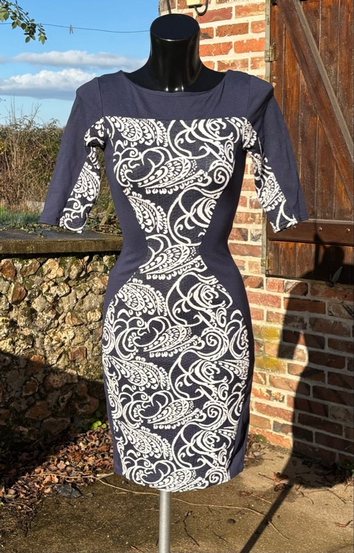 👗 Robe bleu marine moulante à motifs blancs • T36 • Closet
