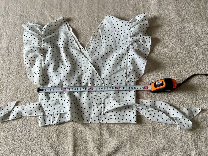 Haut Shein blanc à petits pois noirs – taille S