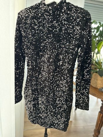 Robe courte sequins noirs pour les fêtes