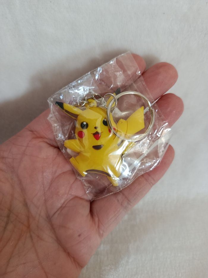 À saisir : porte clé " Pikachu  " ! - photo numéro 3