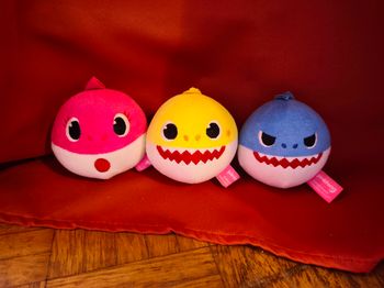 Lot peluches Baby Shark Pinkfong