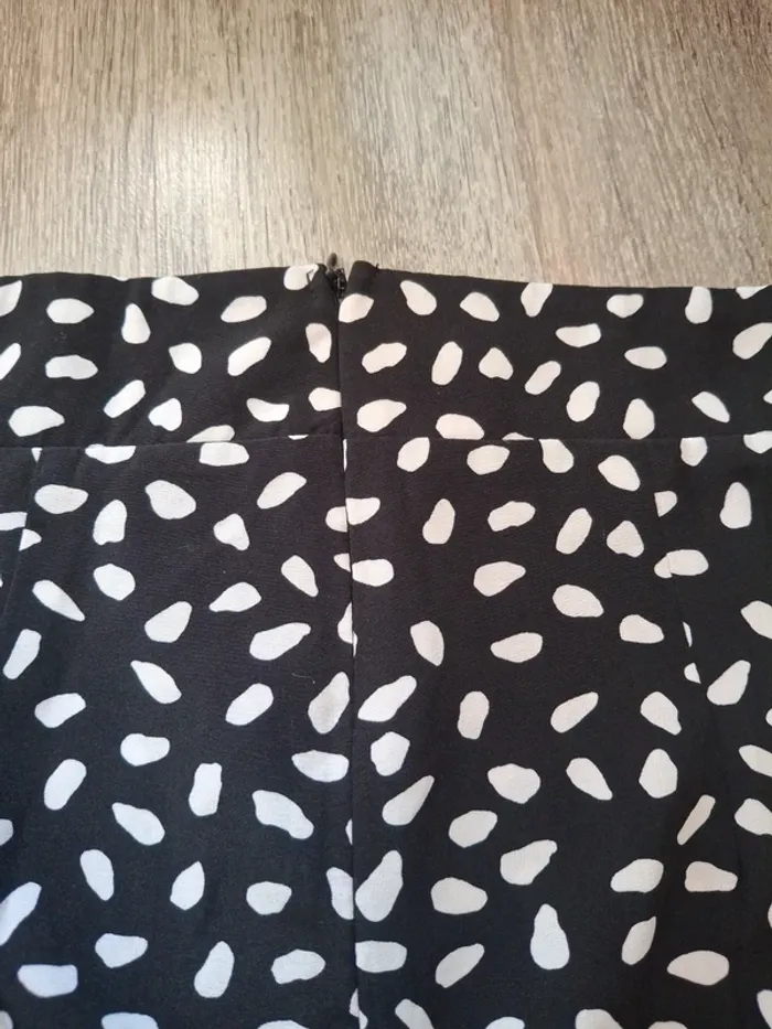 Jupe a Motif noir et blanc a fermeture zippé - photo numéro 4